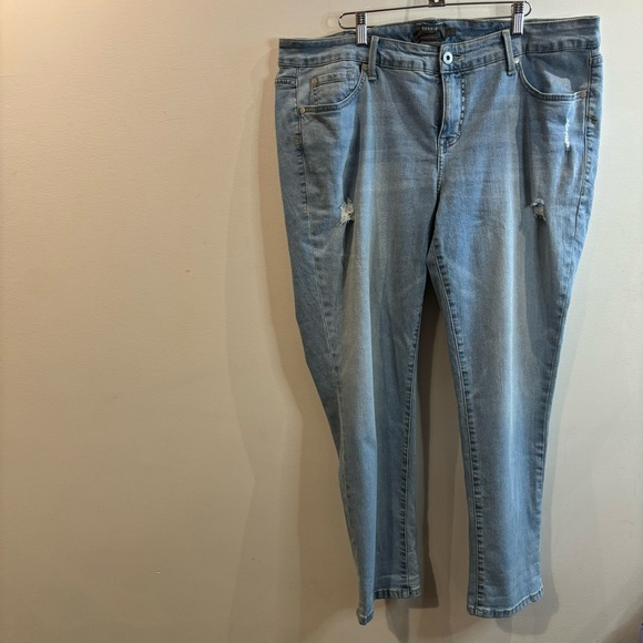 TORRID Sz 16 R Boyfriend Straight Vintage Stretch Light Wash Distressed Jeans - Picture 2 of 11